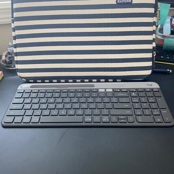 Logitech wireless keyboard w carrying case and wireless mouse - Picture 2 of 3